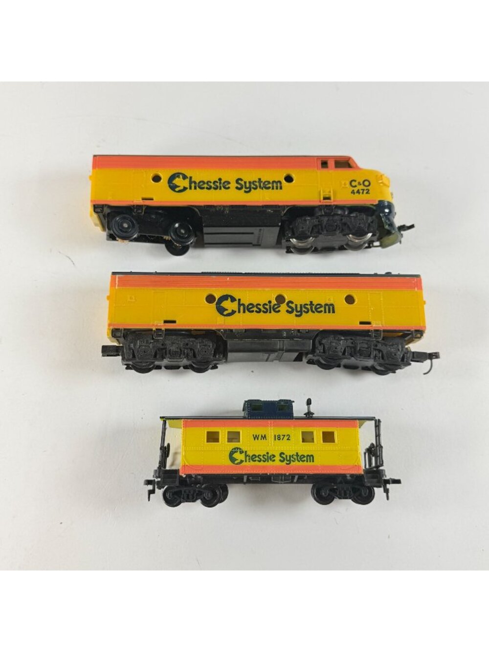 Chessie System Diesel Locomotive Caboose HO Scale Train Cars Vintage Set AS Is